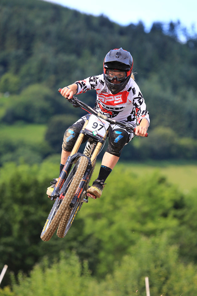 Becci Skelton SPS Syndicate Santa Cruz Bicycles Steve Peat UCI Downhill World Cup British Downhill Series Wideopenmag
